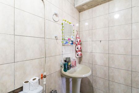 Banheiro social de casa à venda com 2 quartos, 60m² em Harmonia, Canoas