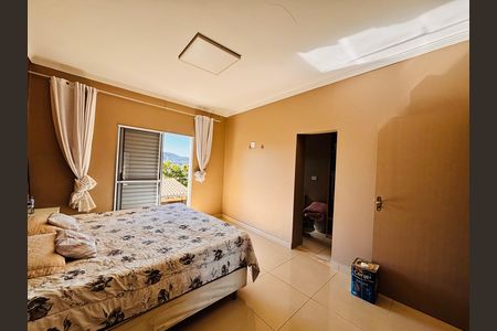 Casa à venda com 315m², 6 quartos e 2 vagas Casa à venda com 315m², 6 quartos e 2 vagasQuarto