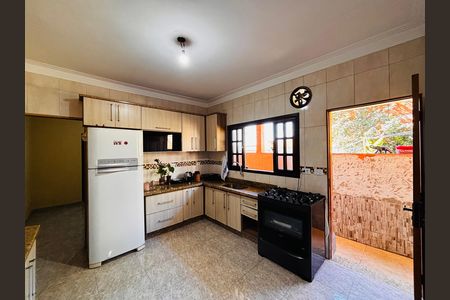Casa à venda com 315m², 6 quartos e 2 vagas Casa à venda com 315m², 6 quartos e 2 vagasCozinha