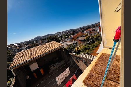 Casa à venda com 315m², 6 quartos e 2 vagas Casa à venda com 315m², 6 quartos e 2 vagasVaranda