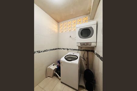 Casa à venda com 315m², 6 quartos e 2 vagas Casa à venda com 315m², 6 quartos e 2 vagasLavanderia