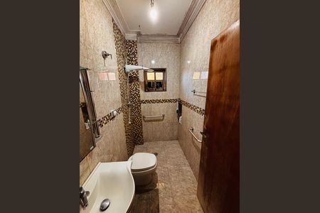 Casa à venda com 315m², 6 quartos e 2 vagas Casa à venda com 315m², 6 quartos e 2 vagasBanheiro