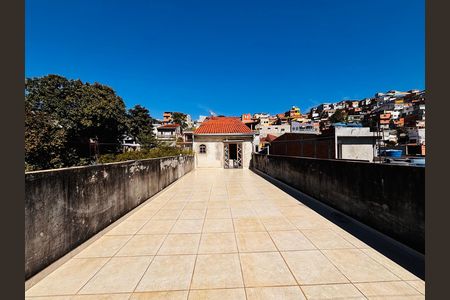 Casa à venda com 315m², 6 quartos e 2 vagas Casa à venda com 315m², 6 quartos e 2 vagasVaranda