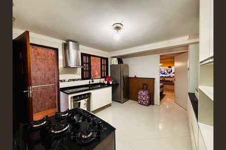 Casa à venda com 315m², 6 quartos e 2 vagas Casa à venda com 315m², 6 quartos e 2 vagasCozinha
