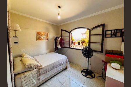 Casa à venda com 315m², 6 quartos e 2 vagas Casa à venda com 315m², 6 quartos e 2 vagasQuarto