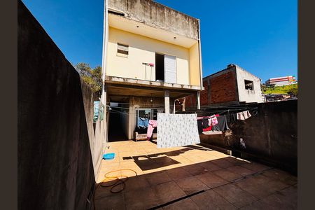 Casa à venda com 315m², 6 quartos e 2 vagas Casa à venda com 315m², 6 quartos e 2 vagasFundos