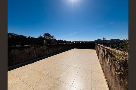 Casa à venda com 315m², 6 quartos e 2 vagas Casa à venda com 315m², 6 quartos e 2 vagasVaranda