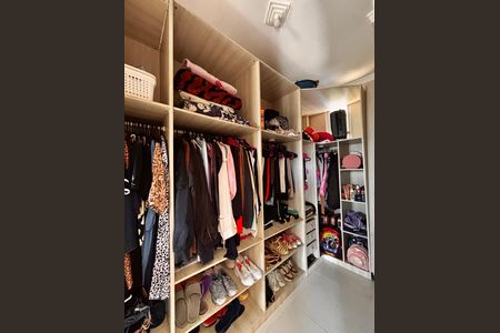 Casa à venda com 315m², 6 quartos e 2 vagas Casa à venda com 315m², 6 quartos e 2 vagasCloset
