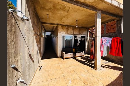 Casa à venda com 315m², 6 quartos e 2 vagas Casa à venda com 315m², 6 quartos e 2 vagasFundos