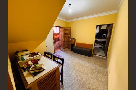 Casa à venda com 315m², 6 quartos e 2 vagas Casa à venda com 315m², 6 quartos e 2 vagasSala