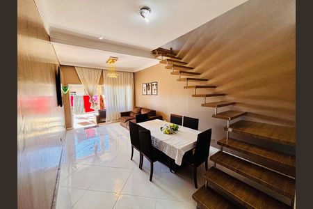 Casa à venda com 315m², 6 quartos e 2 vagas Casa à venda com 315m², 6 quartos e 2 vagasSala