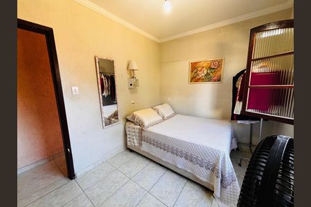 Casa à venda com 315m², 6 quartos e 2 vagas Casa à venda com 315m², 6 quartos e 2 vagasQuarto