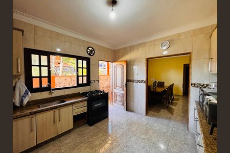 Casa à venda com 315m², 6 quartos e 2 vagas Casa à venda com 315m², 6 quartos e 2 vagasCozinha