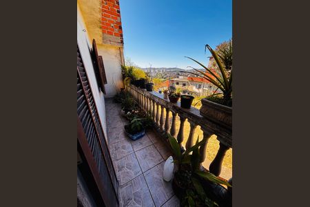 Casa à venda com 315m², 6 quartos e 2 vagas Casa à venda com 315m², 6 quartos e 2 vagasVaranda