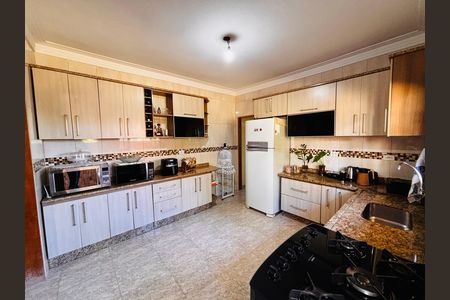 Casa à venda com 6 quartos, 315m² em Vila Sao Silvestre, Barueri