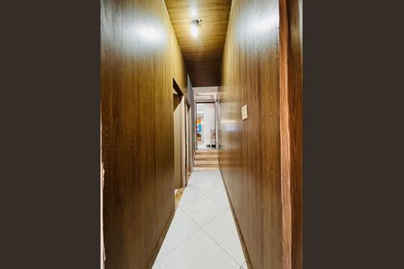 Casa à venda com 315m², 6 quartos e 2 vagas Casa à venda com 315m², 6 quartos e 2 vagasCorredor
