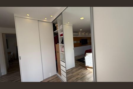 Casa de condomínio para alugar com 246m², 1 quarto e 2 vagas Casa de condomínio para alugar com 246m², 1 quarto e 2 vagasCloset da suíte 1