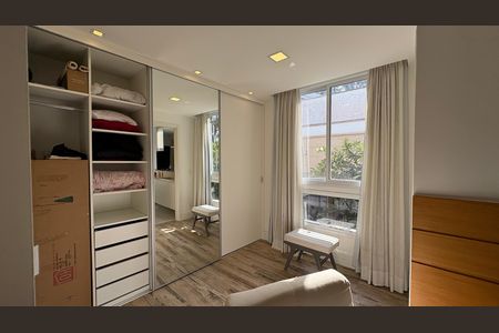 Casa de condomínio para alugar com 246m², 1 quarto e 2 vagas Casa de condomínio para alugar com 246m², 1 quarto e 2 vagasCloset da suíte 1