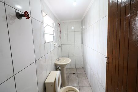 Banheiro de casa para alugar com 1 quarto, 60m² em Santo Antônio, Osasco