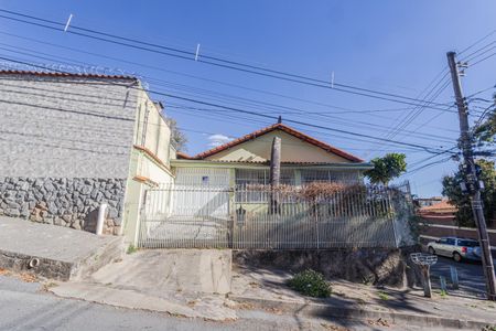 Casa à venda com 500m², 4 quartos e 2 vagas Casa à venda com 500m², 4 quartos e 2 vagasFachada