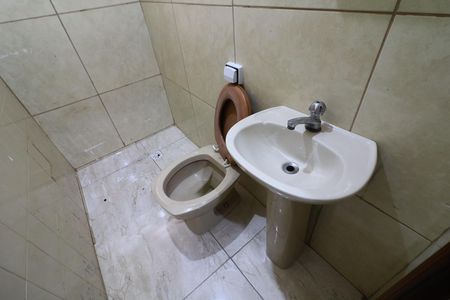 Banheiro social de casa para alugar com 2 quartos, 90m² em Santo Antônio, Osasco