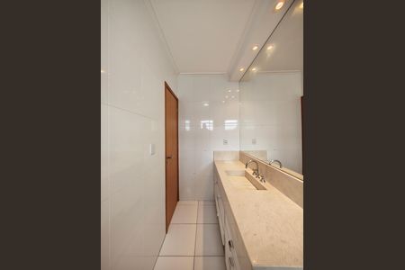 Casa à venda com 177m², 4 quartos e 4 vagas Casa à venda com 177m², 4 quartos e 4 vagasBanheiro da Suíte