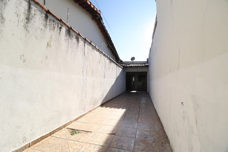 Garagem de casa para alugar com 3 quartos, 119m² em Santa Rosa, Uberlândia