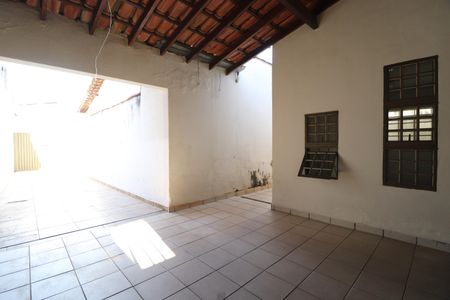 Garagem de casa para alugar com 3 quartos, 119m² em Santa Rosa, Uberlândia