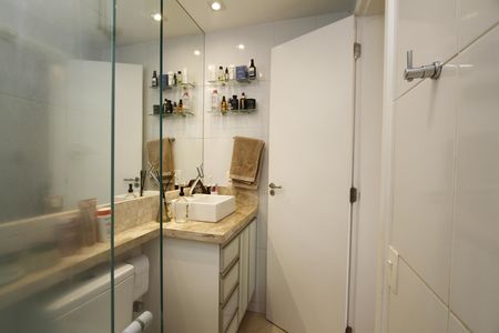 Apartamento à venda com 80m², 2 quartos e 2 vagasBanheiro da Suíte