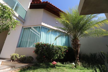 Casa para alugar com 388m², 4 quartos e 3 vagasFachada