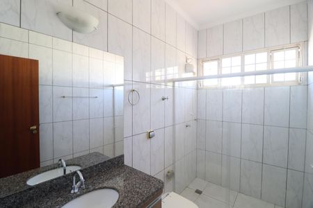 Casa para alugar com 388m², 4 quartos e 3 vagasBanheiro do Quarto 1