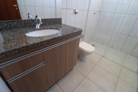 Casa para alugar com 388m², 4 quartos e 3 vagasBanheiro do Quarto 1