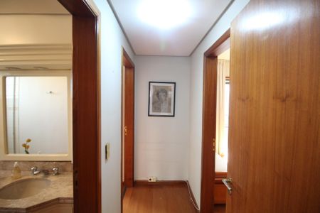 Corredor de apartamento à venda com 2 quartos, 98m² em Moinhos de Vento, Porto Alegre