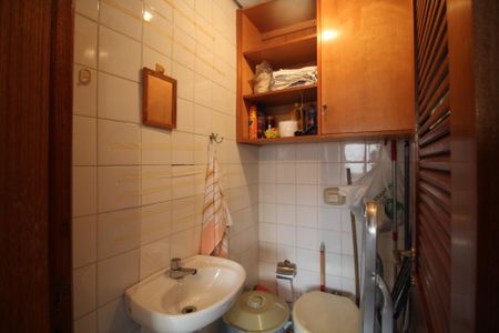 Banheiro de serviço de apartamento à venda com 2 quartos, 98m² em Moinhos de Vento, Porto Alegre