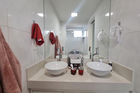 Apartamento à venda com 127m², 4 quartos e 3 vagas Apartamento à venda com 127m², 4 quartos e 3 vagasBanheiro da Suíte 1