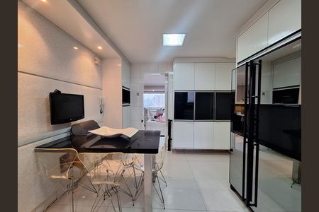 Apartamento à venda com 127m², 4 quartos e 3 vagas Apartamento à venda com 127m², 4 quartos e 3 vagasCozinha