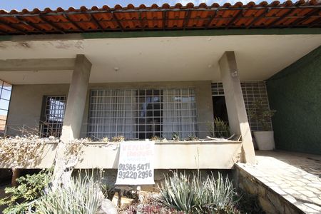Casa à venda com 370m², 6 quartos e 4 vagasFachada