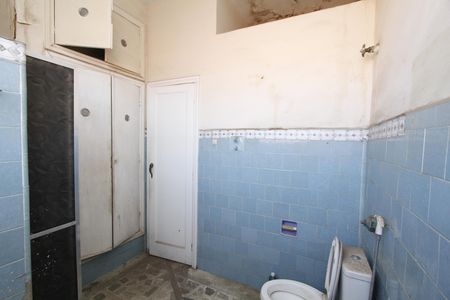 Casa à venda com 370m², 6 quartos e 4 vagasBanheiro 2