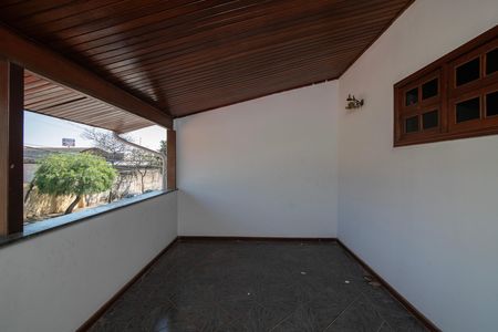 Casa para alugar com 300m², 4 quartos e 3 vagas Casa para alugar com 300m², 4 quartos e 3 vagasVaranda