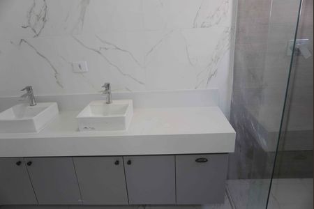Casa de condomínio à venda com 300m², 3 quartos e 4 vagas Casa de condomínio à venda com 300m², 3 quartos e 4 vagasBanheiro da Suíte 1