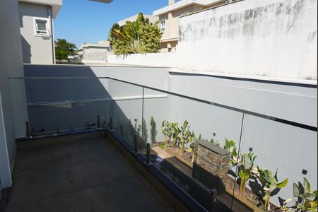 Sacada de casa de condomínio à venda com 3 quartos, 300m² em Alphaville, Barueri