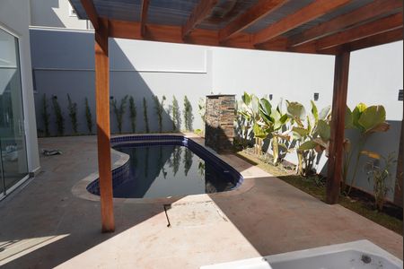 Casa de condomínio à venda com 300m², 3 quartos e 4 vagasPiscina