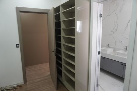 Casa de condomínio à venda com 300m², 3 quartos e 4 vagasCloset da suíte 1