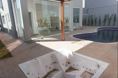Casa de condomínio à venda com 300m², 3 quartos e 4 vagas Casa de condomínio à venda com 300m², 3 quartos e 4 vagasHidromassagem