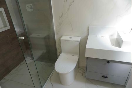 Casa de condomínio à venda com 300m², 3 quartos e 4 vagas Casa de condomínio à venda com 300m², 3 quartos e 4 vagasBanheiro da Suíte 2