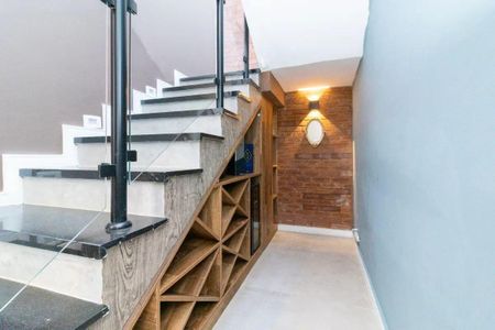 Casa de condomínio para alugar com 267m², 4 quartos e 2 vagas Casa de condomínio para alugar com 267m², 4 quartos e 2 vagasEscada