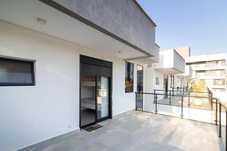 Casa de condomínio para alugar com 267m², 4 quartos e 2 vagas Casa de condomínio para alugar com 267m², 4 quartos e 2 vagasVaranda
