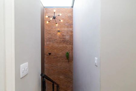 Casa de condomínio para alugar com 267m², 4 quartos e 2 vagas Casa de condomínio para alugar com 267m², 4 quartos e 2 vagasEscada