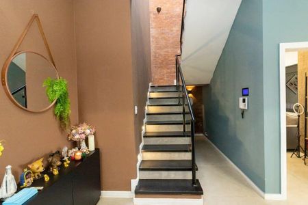 Casa de condomínio para alugar com 267m², 4 quartos e 2 vagas Casa de condomínio para alugar com 267m², 4 quartos e 2 vagasEscada