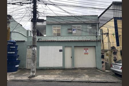 Casa para alugar com 100m², 2 quartos e 1 vagaFachada + Placa
